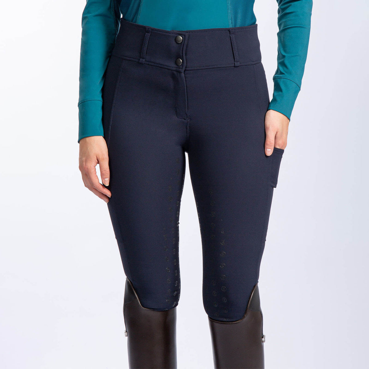 PS of Sweden Reithose Damen Full-Grip Britney Vollbesatz Damenreithose, Navy, Modell trägt die Reithose.