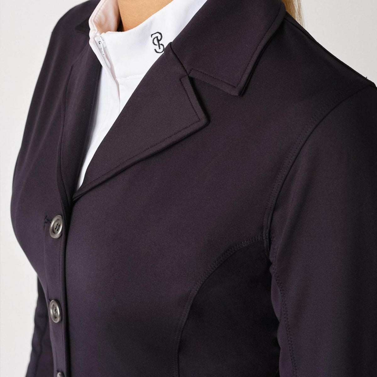 PS of Sweden Turnierjacket Damen Lyra Reitjacket, Schwarz, Detailaufnahme am Oberkörper getragen.