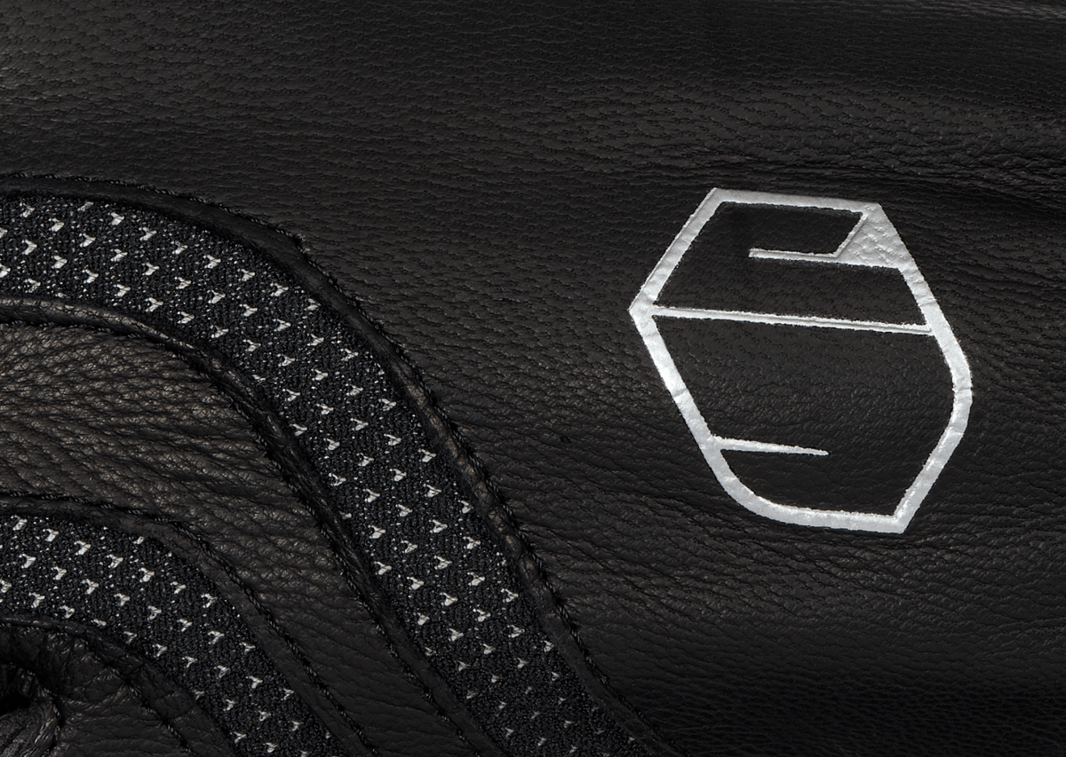 Samshield Winterreithandschuh W-Skin, Schwarz, Detailaufnahme mit Logo und Griffbereich.