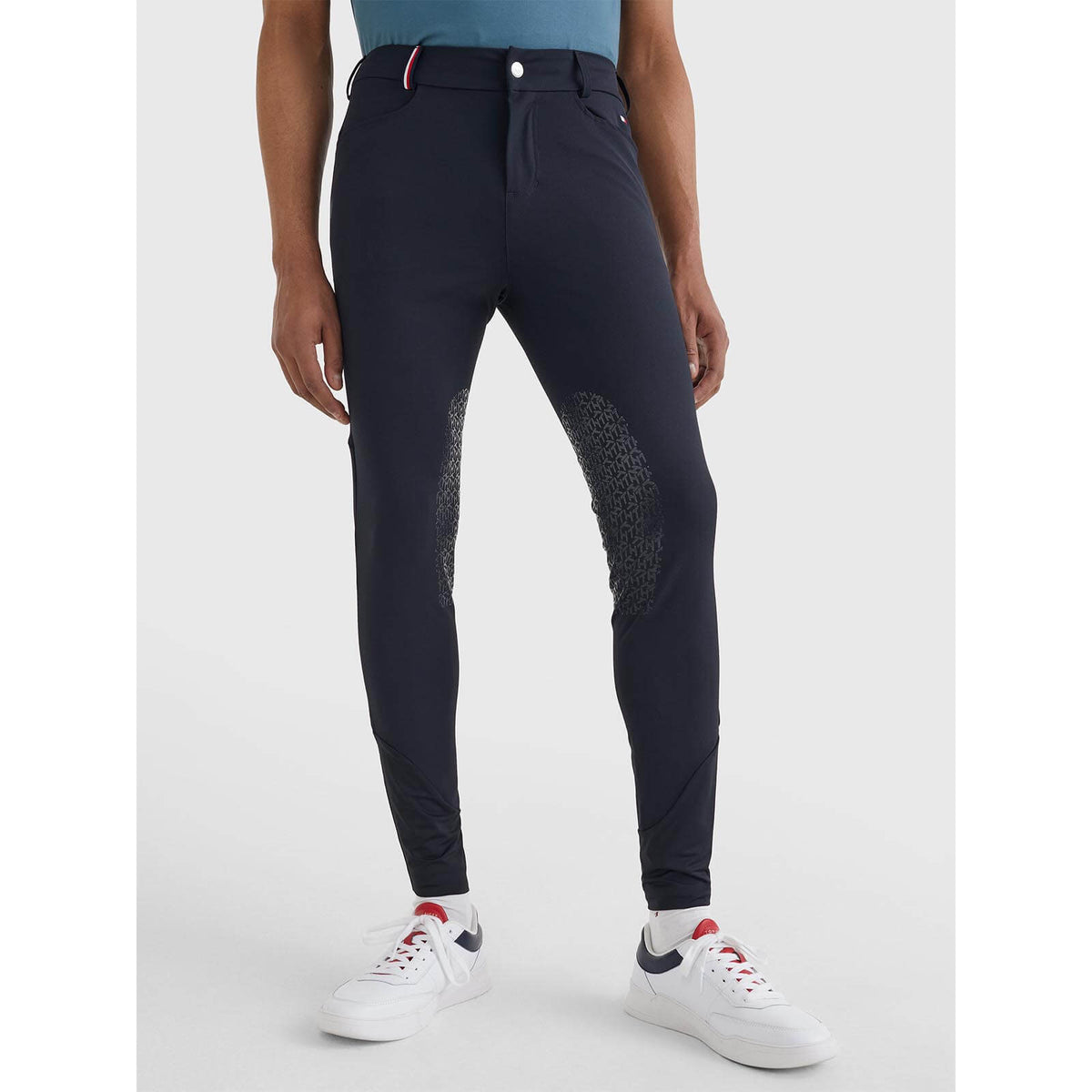 Tommy Hilfiger Equestrian Reithose Herren Performance Kneegrip FS 2022 Kniebesatz Herrenreithose, Navy, an Modell getragen.