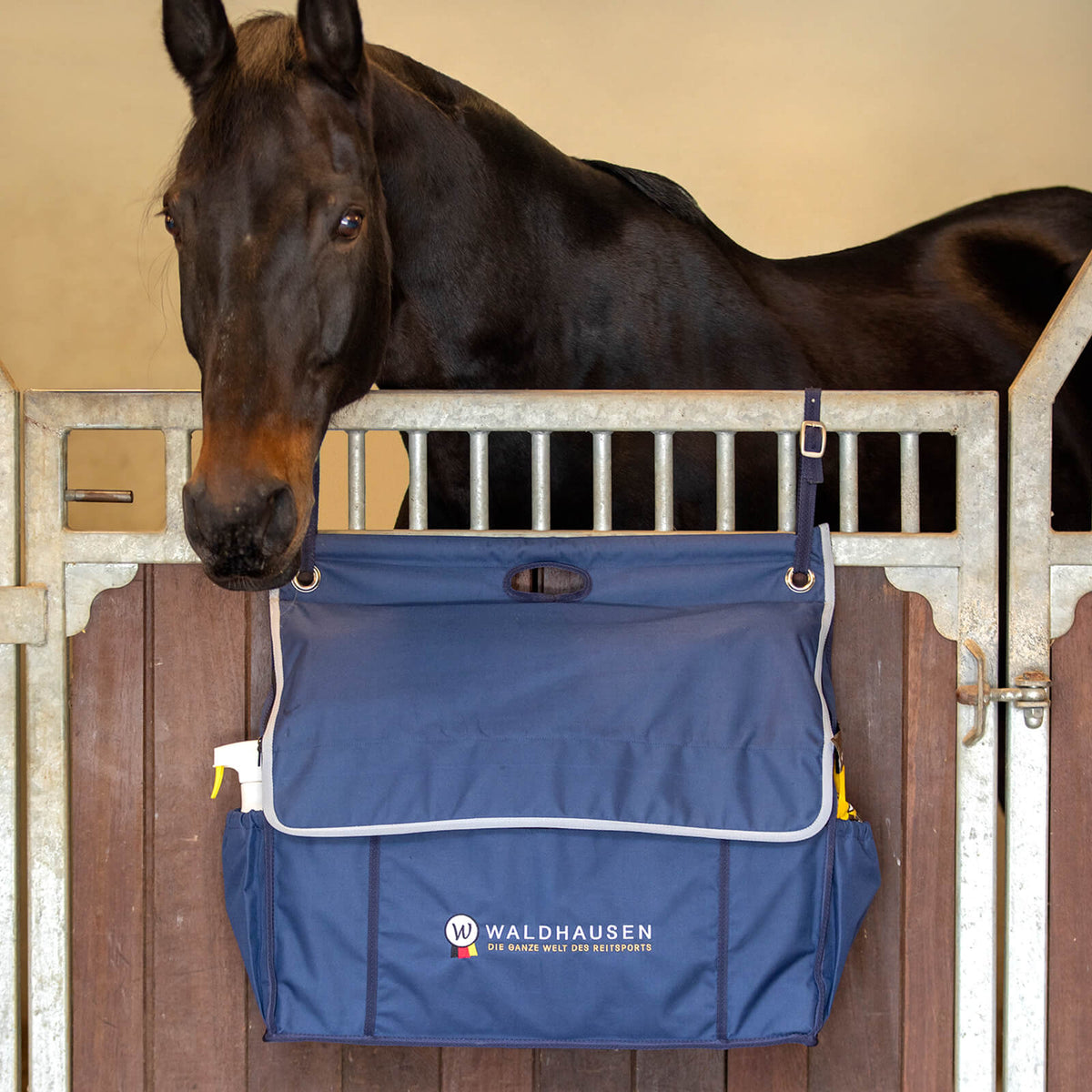 Waldhausen Boxentasche, Blau, am Boxengitter mit Pferd.