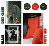 Pferd mit Decke in Deep Green, Eskadron-Pad in Poppy Red und Black, Eskadron Dynamic 2025.
