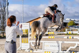 Trainerin klatscht am Springplatz, CeeCoach PLUS – Kommunikation ohne Grenzen für Reitsport und Outdoor-Aktivitäten