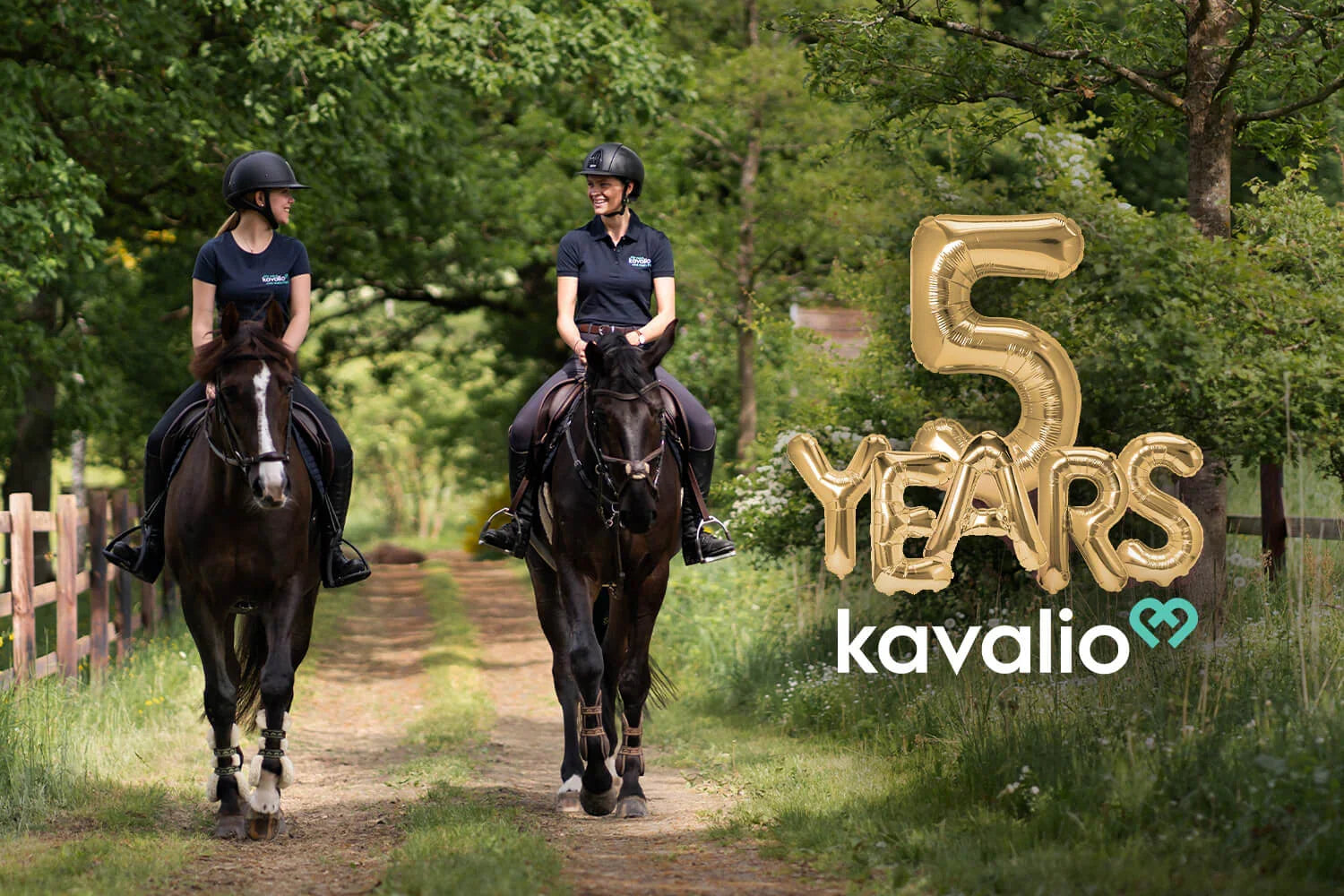 Reiterinnen auf zwei Pferden auf einem Waldweg, daneben goldene 5-Jahre-Ballons und Kavalio-Logo. How it started – How it‘s going: Unsere Zeitreise zu Kavalios fünftem Geburtstag.