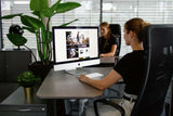 Zwei Mitarbeiterinnen am Schreibtisch im Büro, CUSTOMER HAPPINESS - EIN TEIL DER #KAVALIOFAMILY.