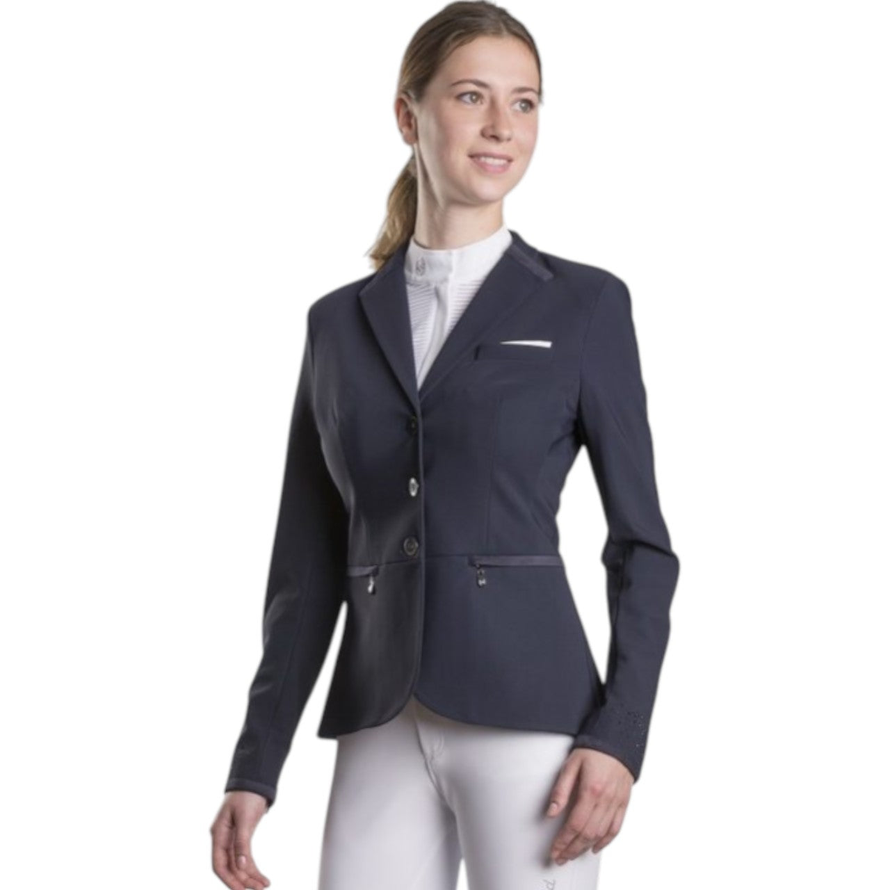 Reiterin im dunkelblauen Turnierjacket mit weißem Plastron, freigestellt.