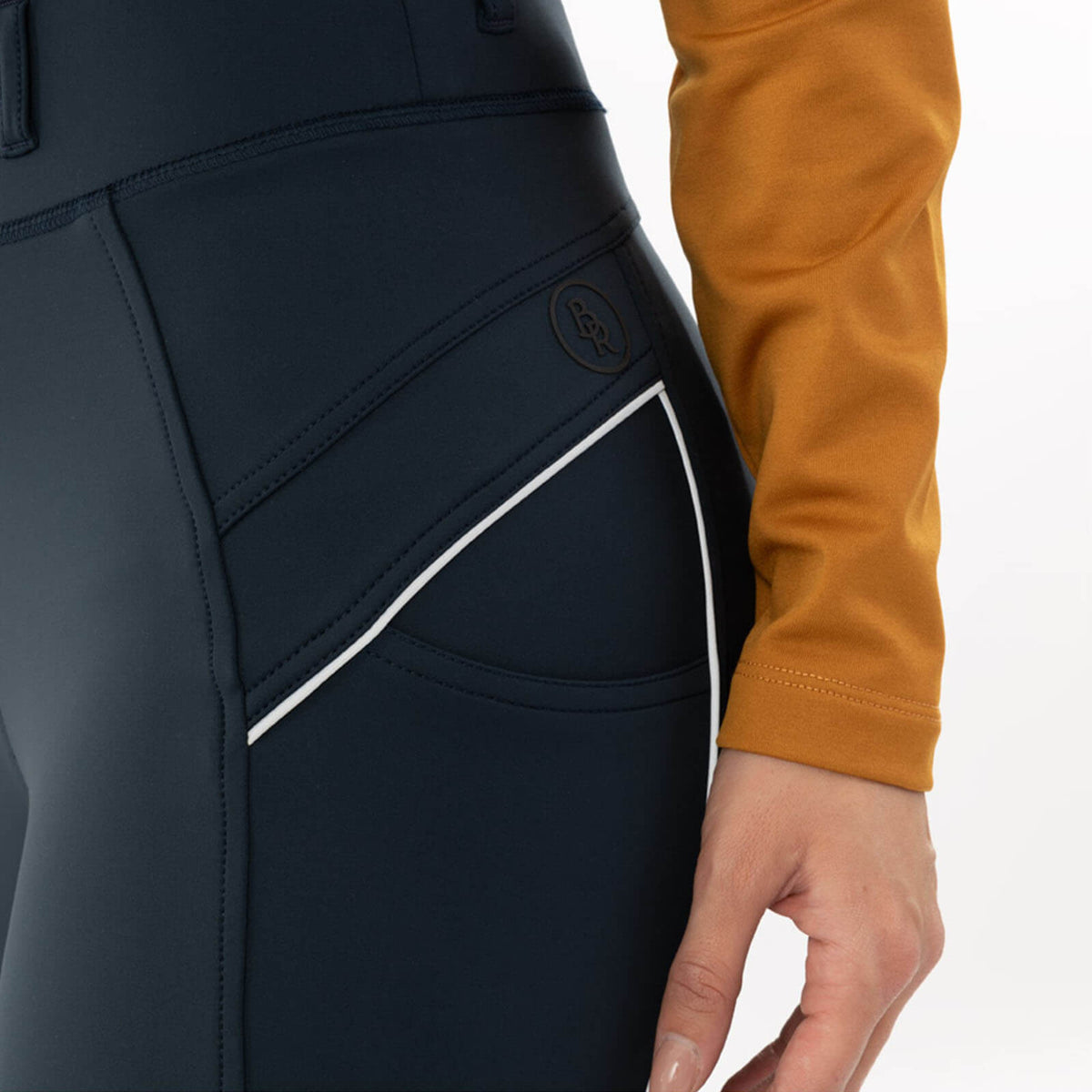 BR Reitleggings Damen HW 2024 Florien Full-Grip Reitleggings, Navy, Detailaufnahme am getragenen Produkt.
