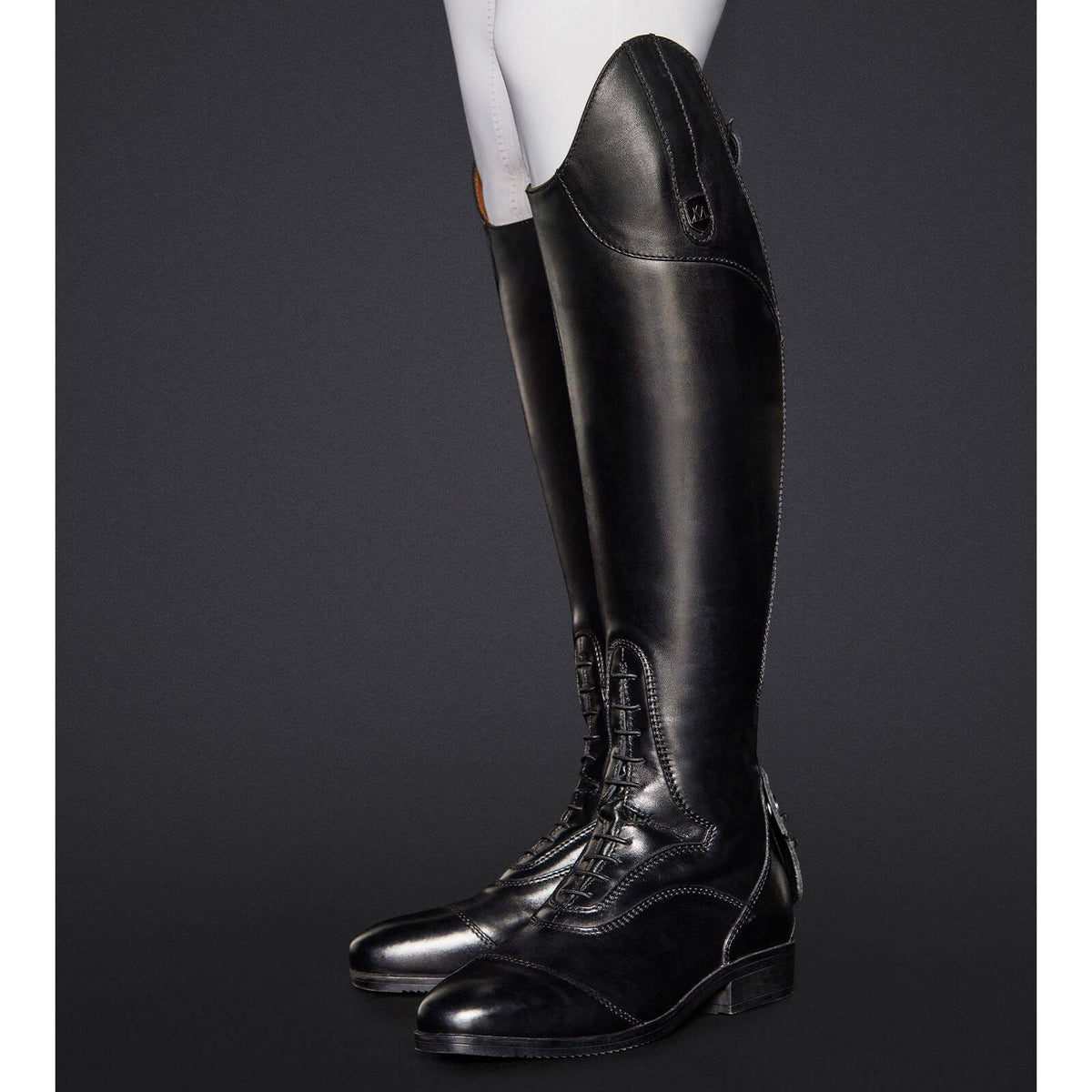 Reitstiefel Xanadu Tall, Schwarz, an Person getragen.