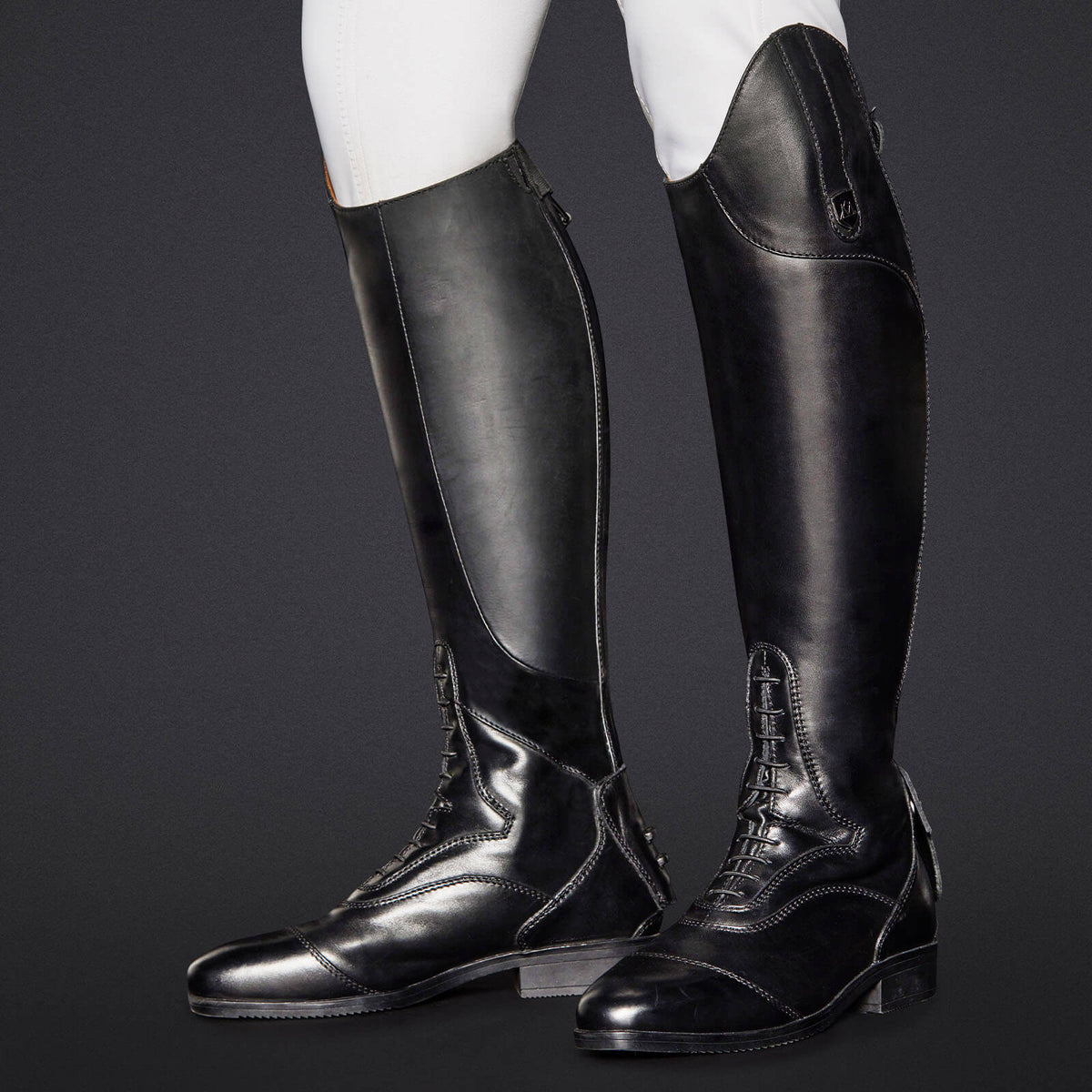 Reitstiefel Xanadu Tall, Schwarz, an Modellbeinen getragen.