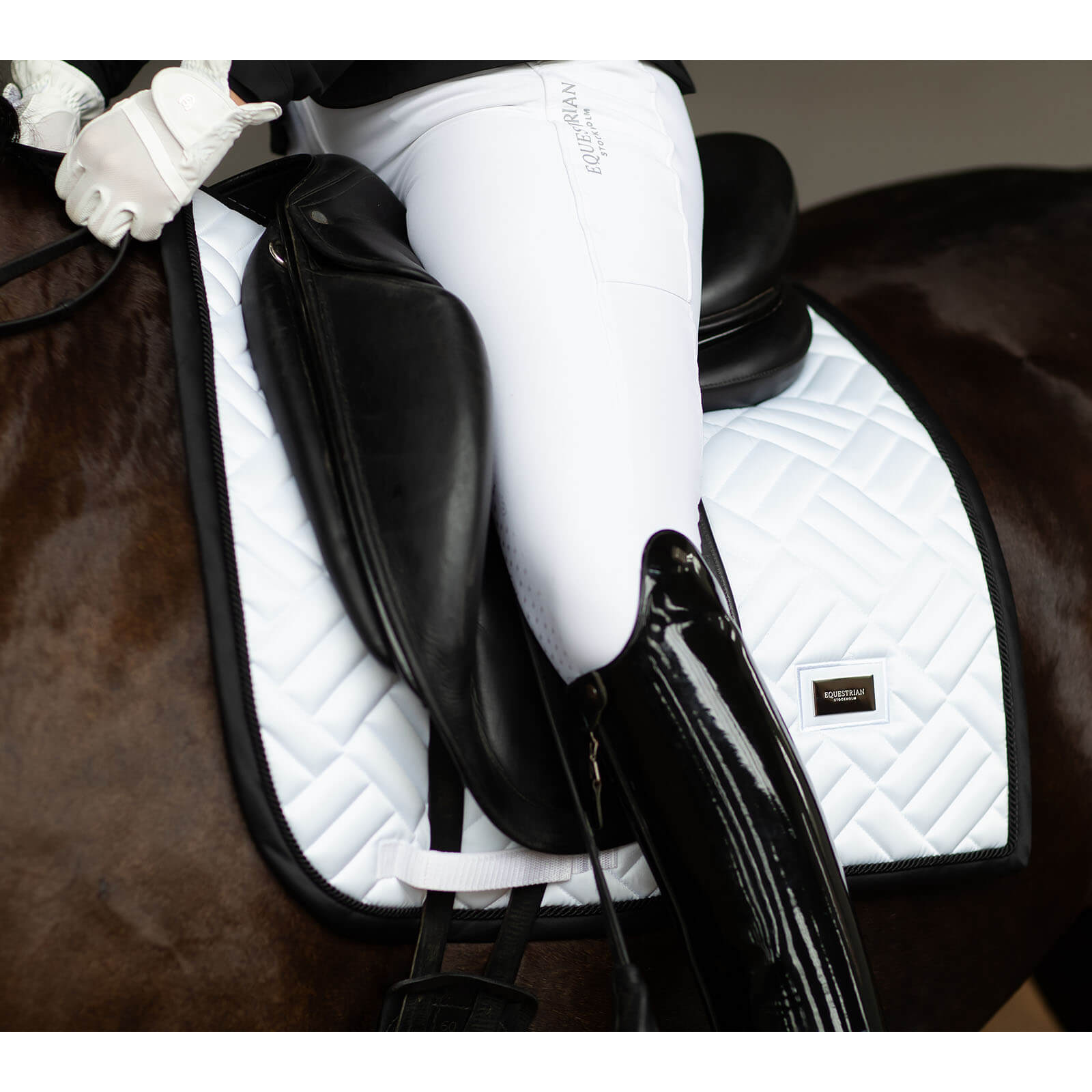 Equestrian Stockholm Schabracke Dressur Modern White Black Edition Dressurschabracke, White Black, am Pferd mit Reiterin.
