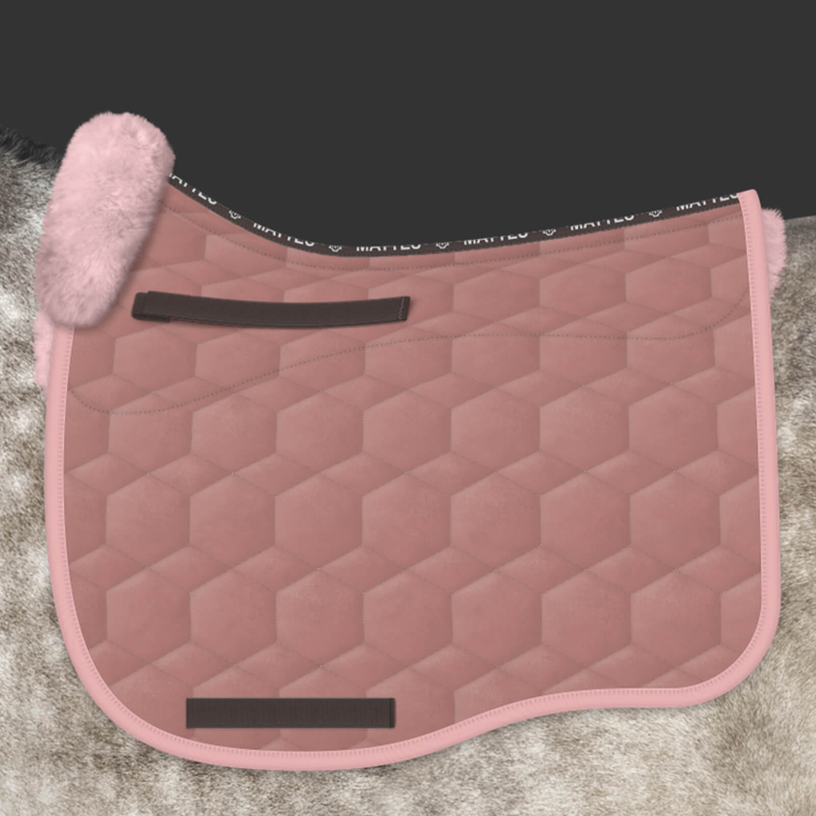 Mattes Schabracke Dressur Konfiguration Steppstoff Samt Misty Rose Dressurschabracke, Misty Rose, auf Pferd.