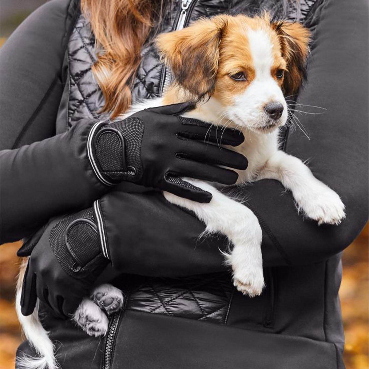 Reithandschuh Metropolitan Handschuh, Schwarz, an Person mit Hund im Arm.