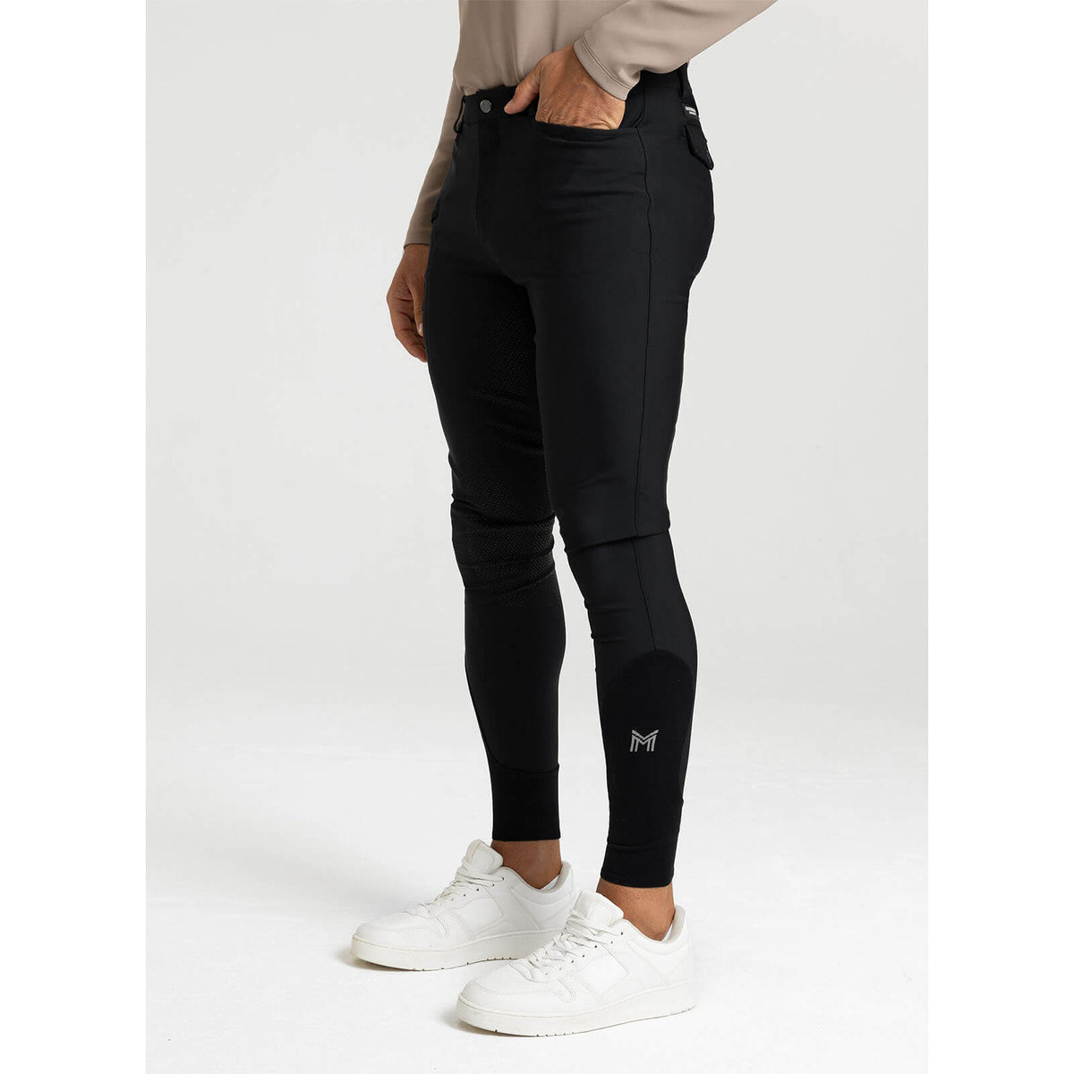 Maximilian Equestrian Reithose Herren Knee Grip Motion Breeches Herrenreithose, Schwarz, Modell an Person getragen.