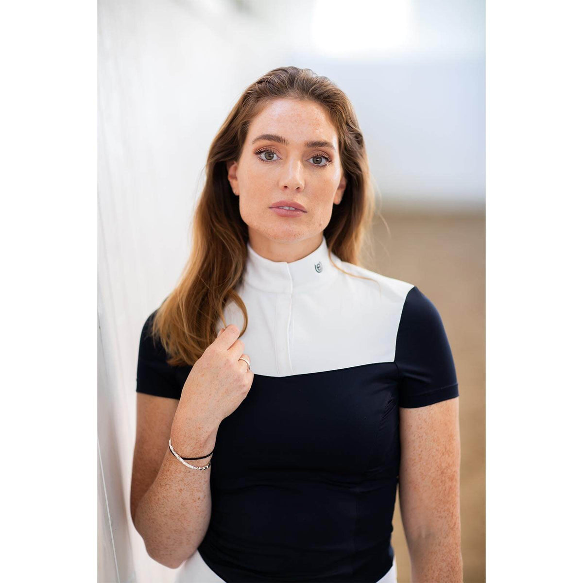 Turniershirt Damen Kurzarm Revenew Black Edition Kurzarmshirt, Weiß, Person trägt das Produkt.