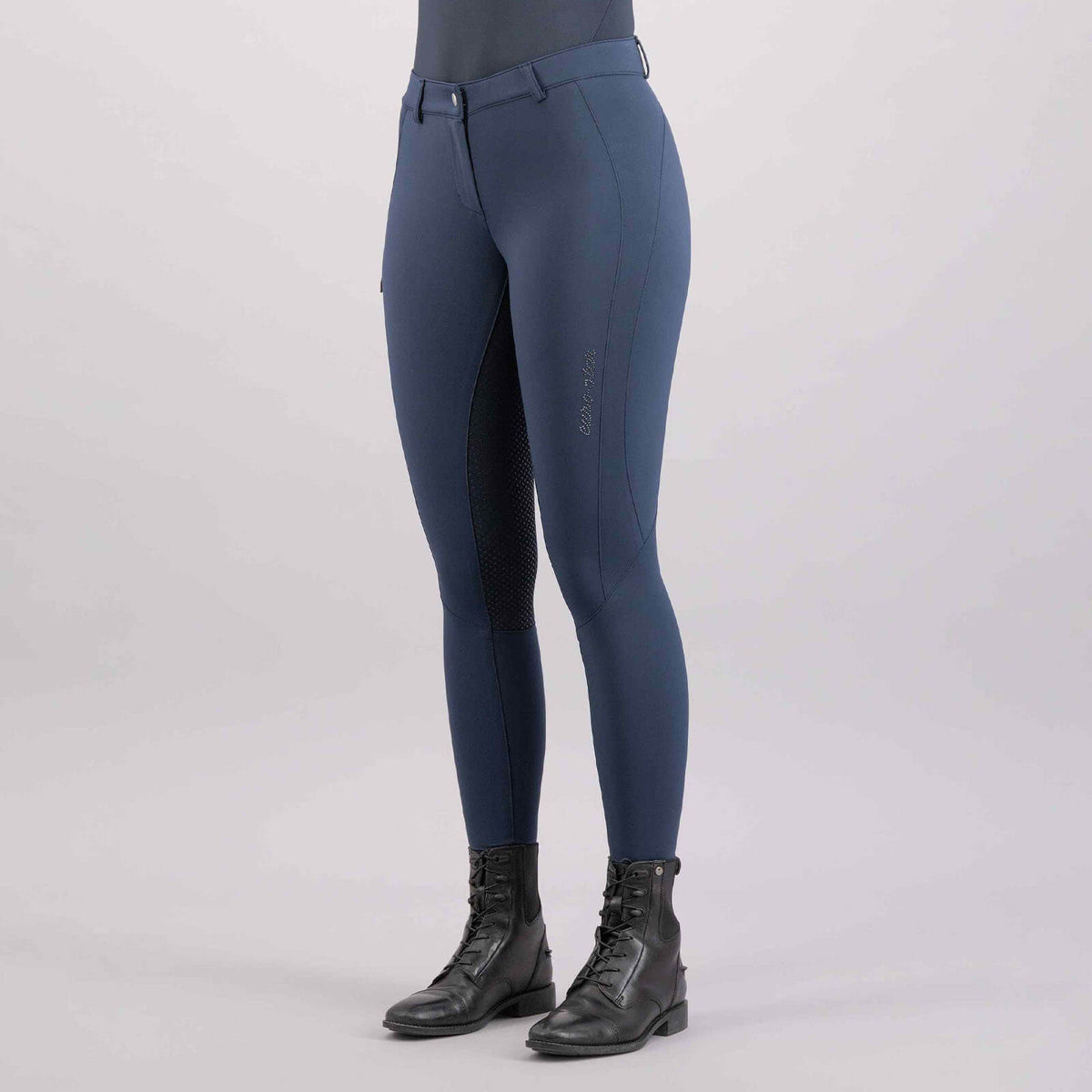 Reithose Damen Full-Grip ESSea Breeze Queen FS 2023 Vollbesatz Damenreithose, Midsummer Blue, an Modell getragen.