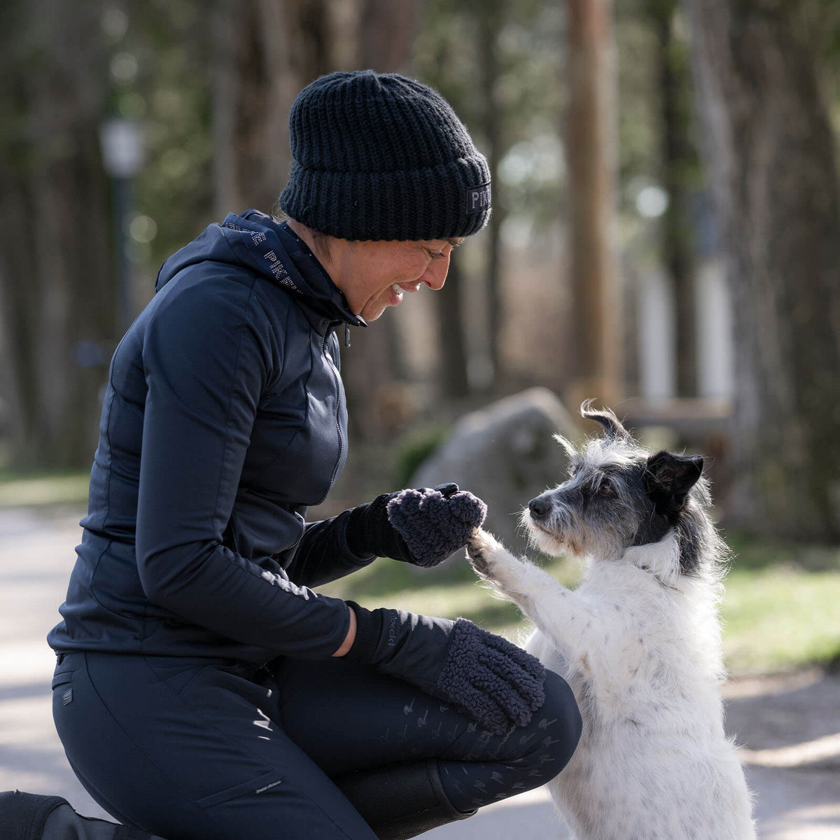 Roeckl Winterreithandschuh Unisex Dog-Walker Neuberg Winter Stallhandschuh, Dunkelblau, Person mit Hund im Freien.
