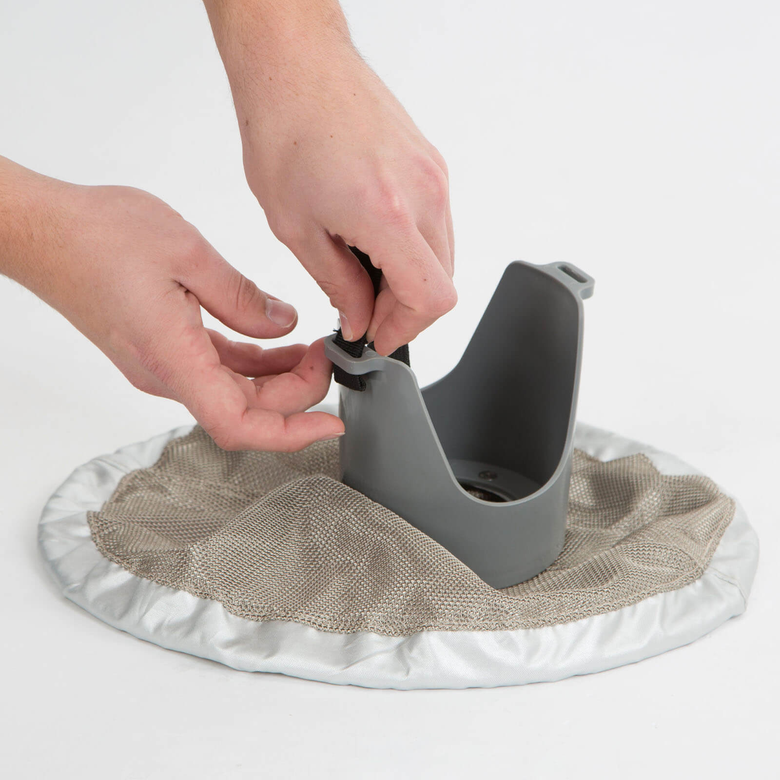 KERBL Bremsenfalle TaonX Mini, Grau, Detailaufnahme beim Befestigen mit Händen.