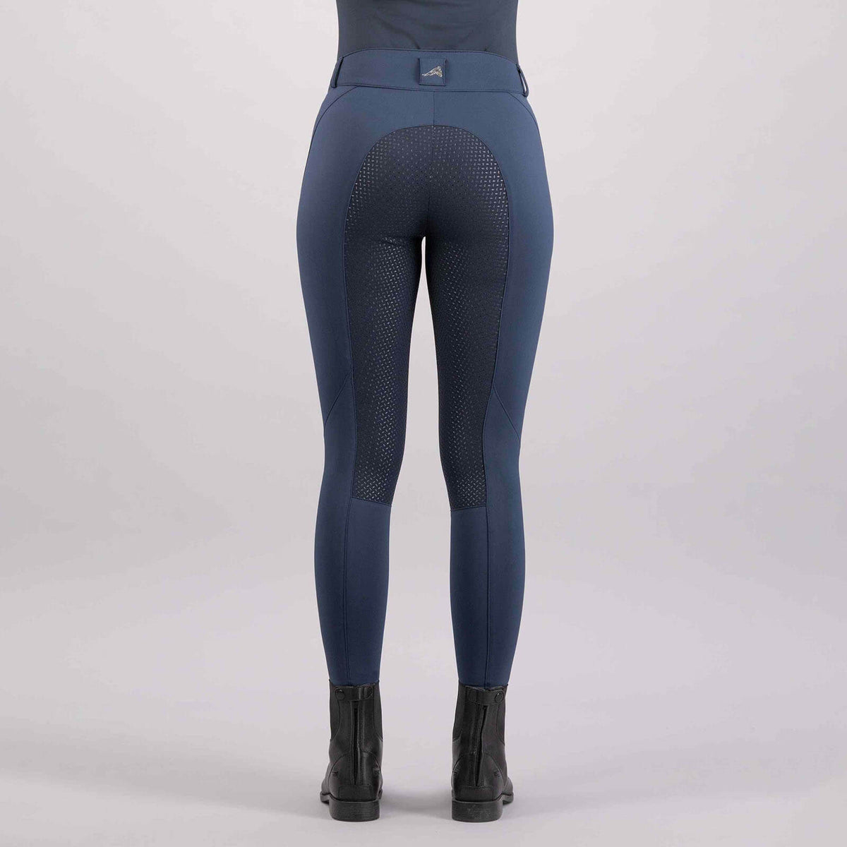 Reithose Damen Full-Grip ESSea Breeze Queen FS 2023 Vollbesatz Damenreithose, Midsummer Blue, Person trägt das Produkt.