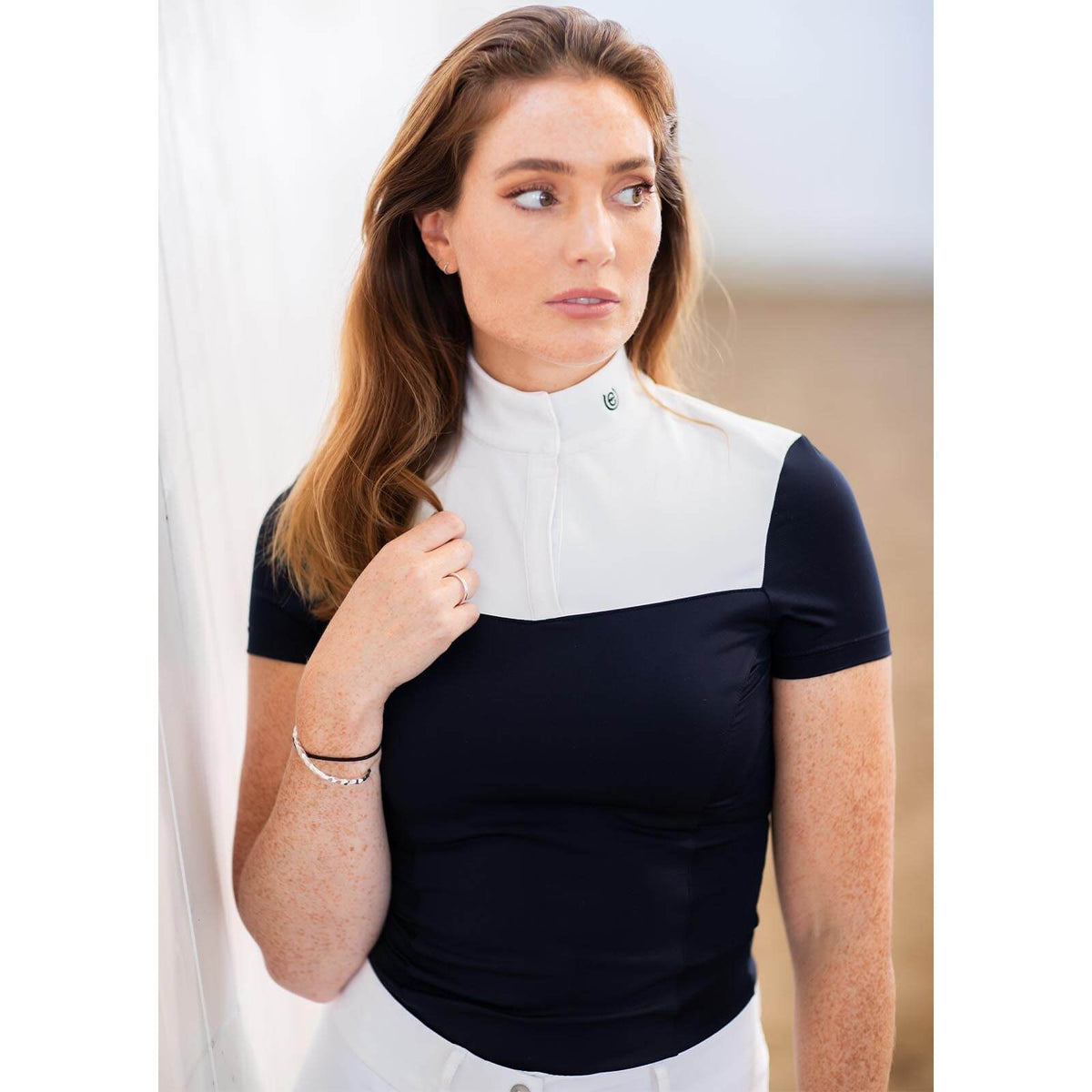 Turniershirt Damen Kurzarm Revenew Black Edition Kurzarmshirt, Weiß, Frau trägt das Shirt.