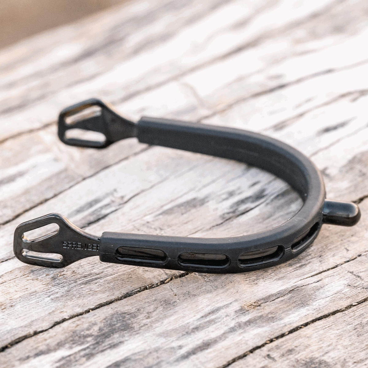 Sporen Ultra Fit Extra Grip 15 mm abgerundet, schwarz, Produkt allein auf Holzoberfläche.