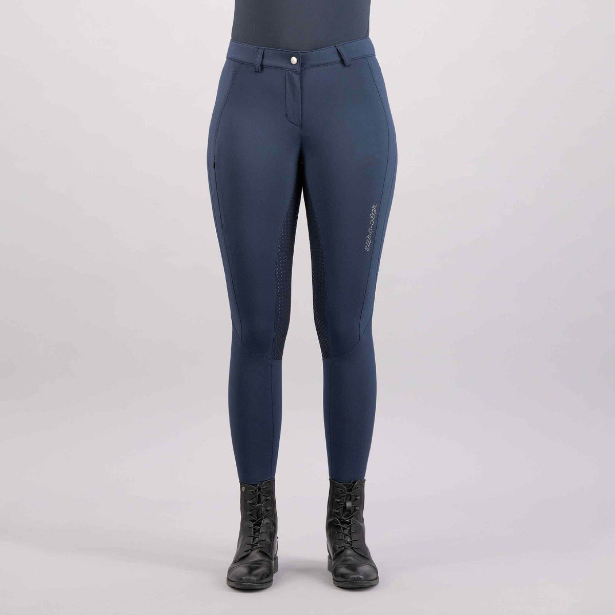 Reithose Damen Full-Grip ESSea Breeze Queen FS 2023 Vollbesatz Damenreithose, Navy, an Model getragen.