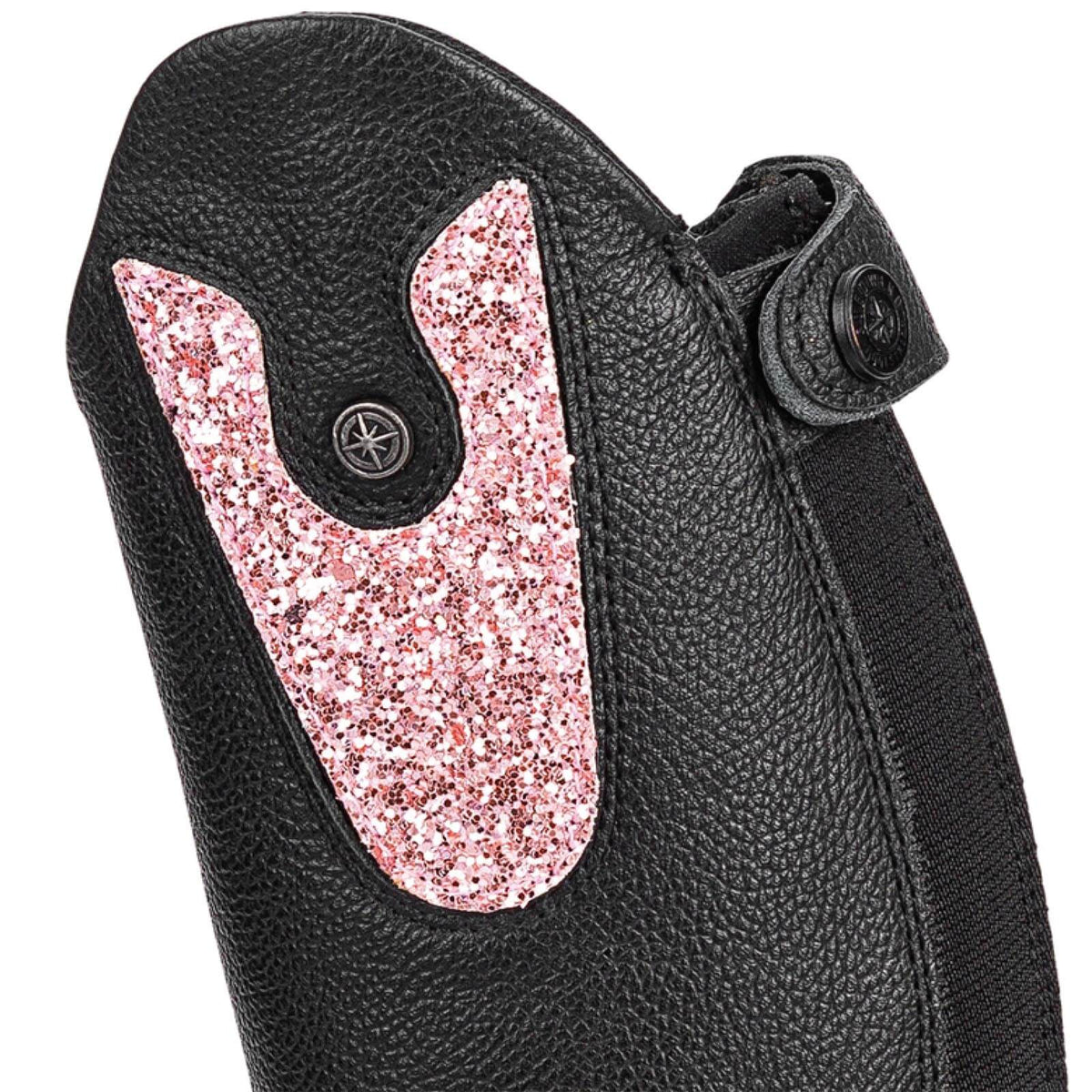 Suedwind Equestrian Patches Nova Kids Fun, rosa, Detailaufnahme eines Patches am Stiefel.