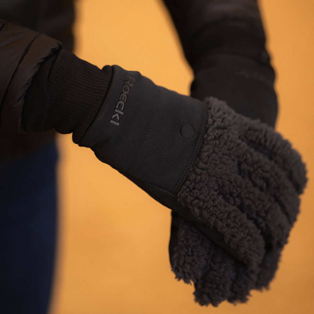 Roeckl Winterreithandschuh Unisex Dog-Walker Neuberg Winter Stallhandschuh, Schwarz, am Handgelenk getragen.