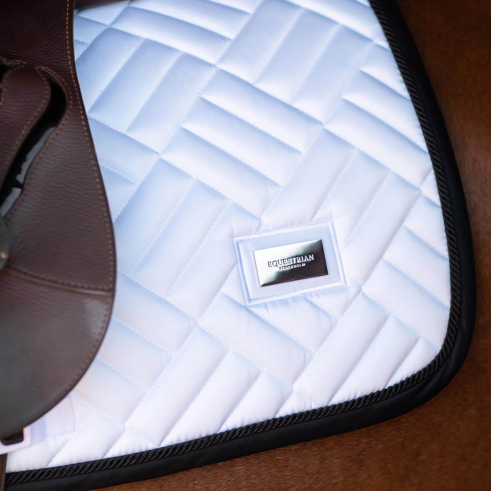 Schabracke Springen Modern White Black Edition Springschabracke, Weiß, Detailaufnahme auf dem Pferd.