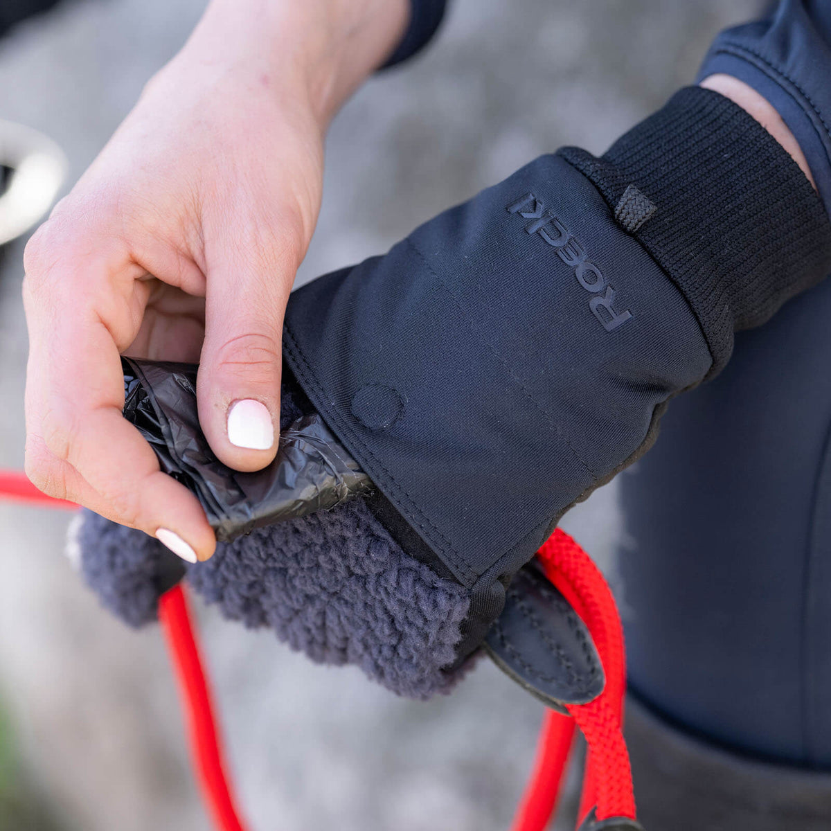 Roeckl Winterreithandschuh Unisex Dog-Walker Neuberg Winter Stallhandschuh, Schwarz, Detailaufnahme beim Anleinen.
