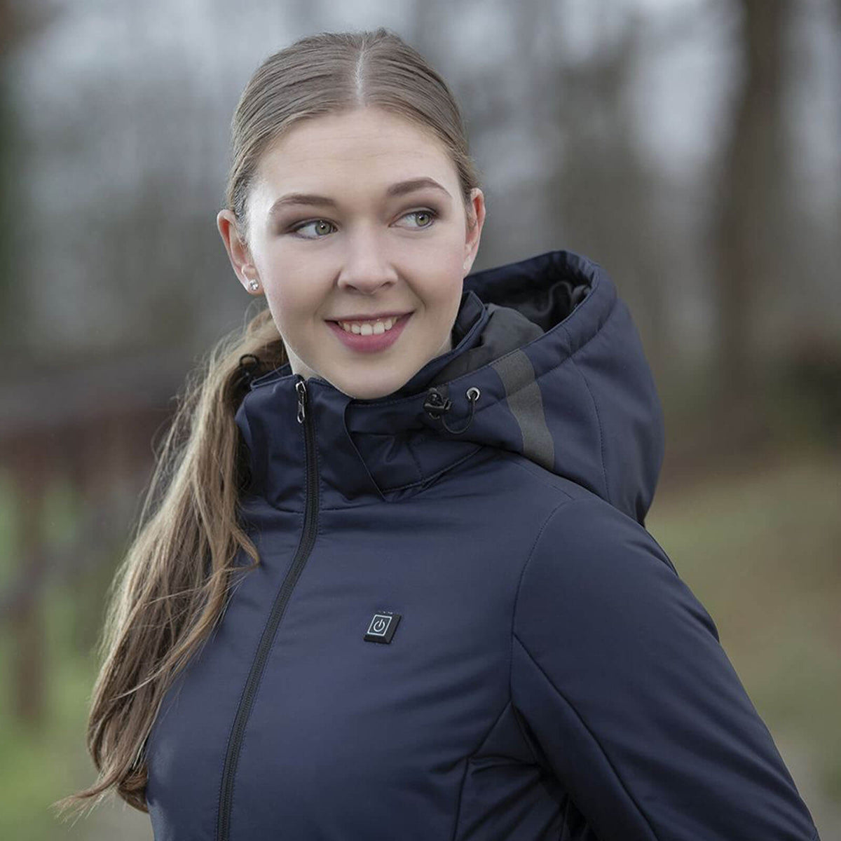 HKM Heizmantel Elegant-Style, Dunkelblau, Frau trägt den Mantel im Freien.