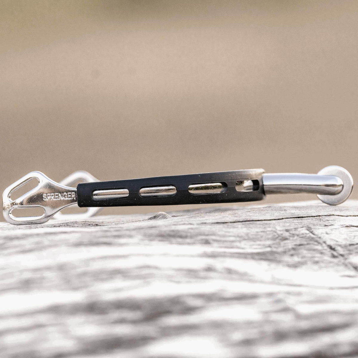 Sporen Ultra Fit Extra Grip 40 mm abgerundet mit kleinem Ballrad, Produkt allein auf hellem Hintergrund.
