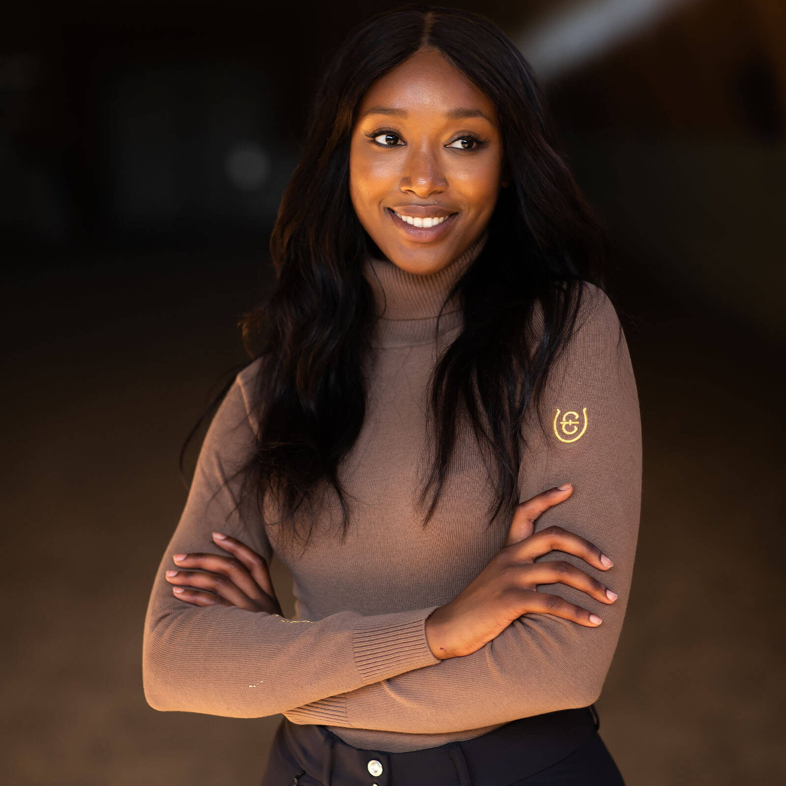 Pullover Damen Champagne Rollkragenpullover, Champagne, Frau trägt das Modell mit verschränkten Armen.