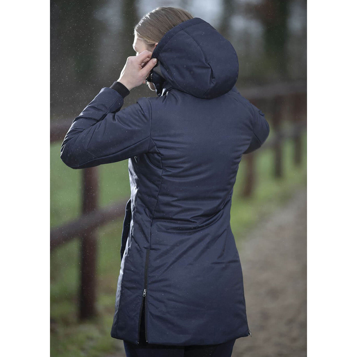 HKM Heizmantel Elegant-Style, Navy, Person trägt den Mantel im Freien.
