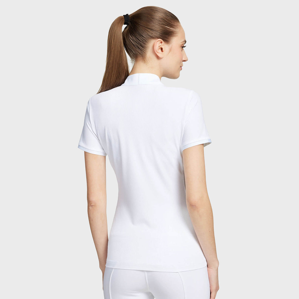 Samshield Turniershirt Damen Louane FS 2024 Short Sleeve, Weiß, getragen von einer Reiterin von hinten.