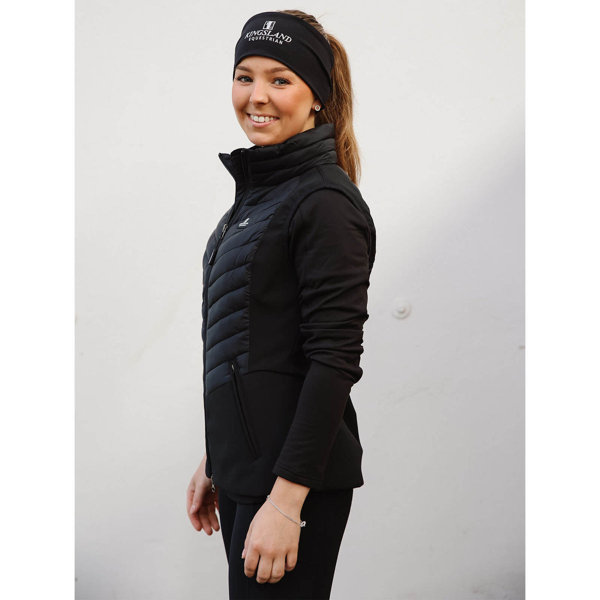 Kingsland Stirnband KL Classic Unisex Fleece, Schwarz, von einer Frau getragen.