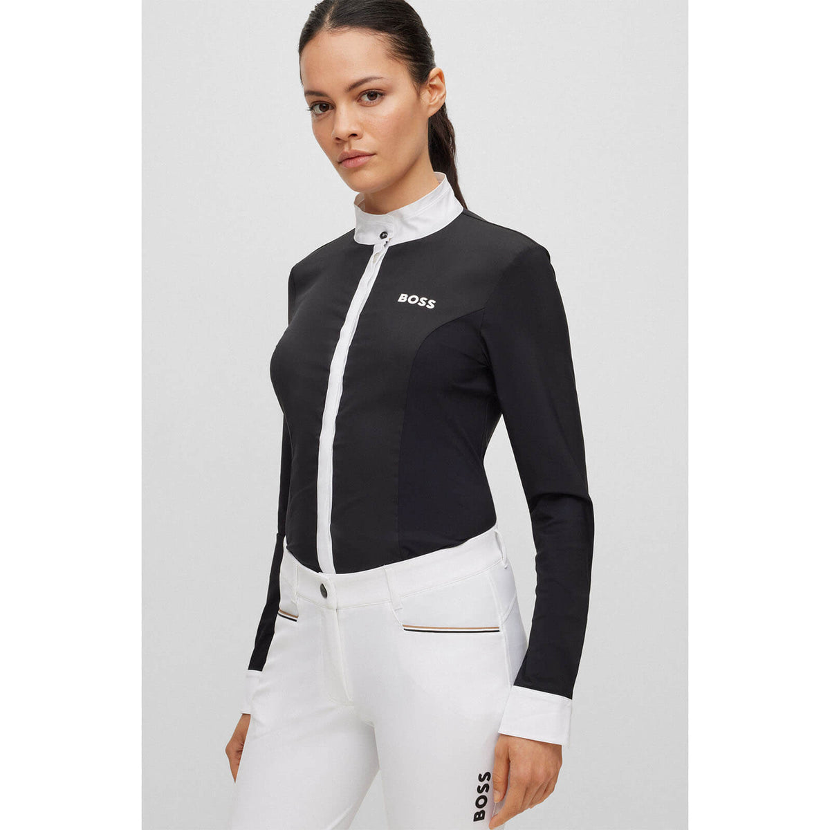 BOSS Turniershirt Damen Langarm Emma Classic Turnierbluse, Schwarz, an Frau getragen.
