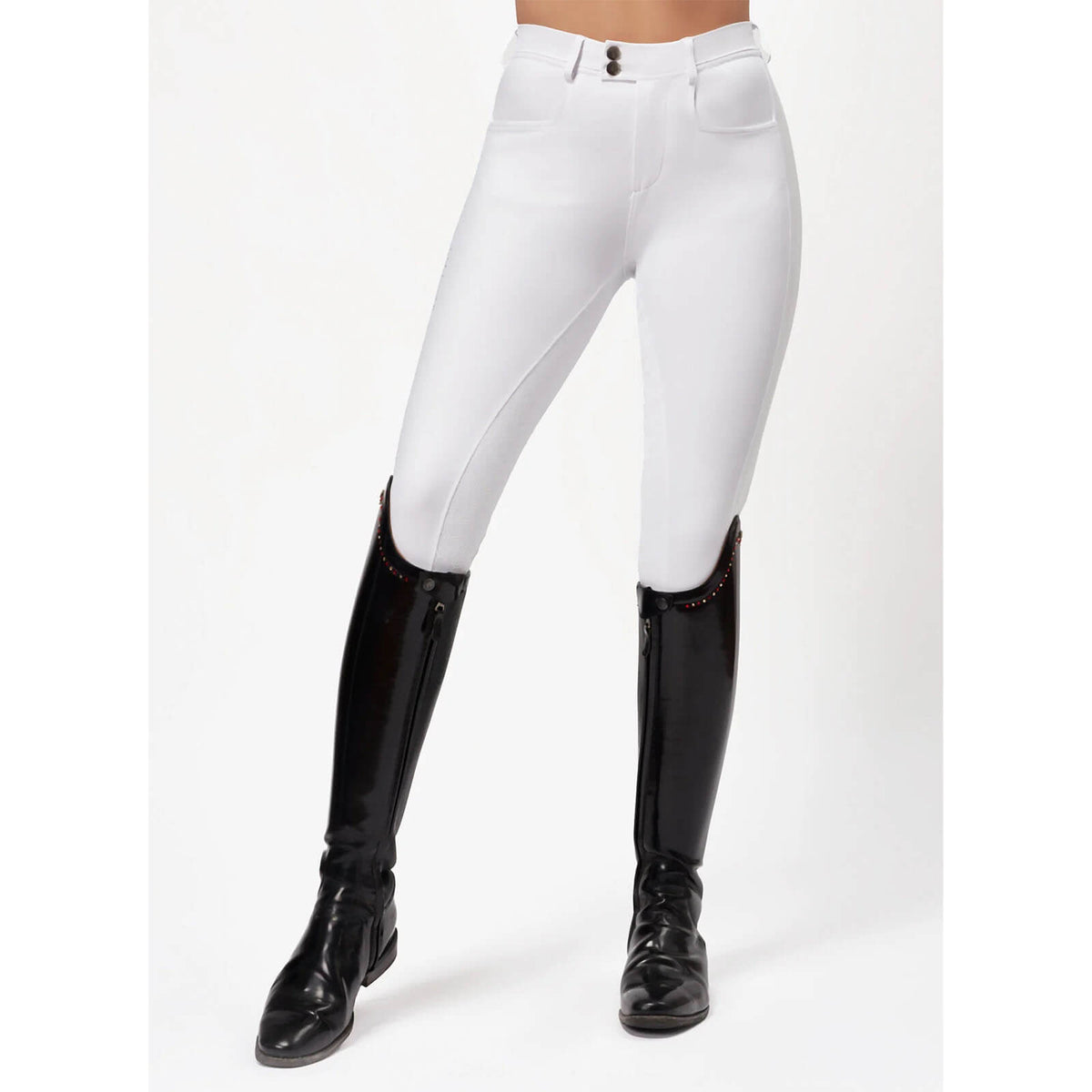 Reithose Damen Reflection Full Grip Breeches Vollbesatz Damenreithose, Weiß, an Modell mit Reitstiefeln.