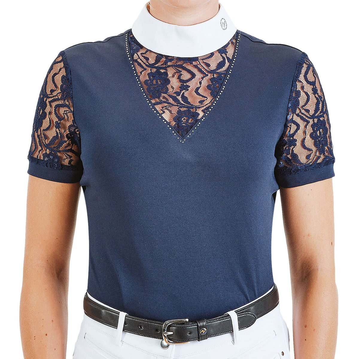 Turnier-Shirt Ravenna, marineblau, Person trägt Shirt mit Spitzeneinsatz und Strass am V-Ausschnitt.