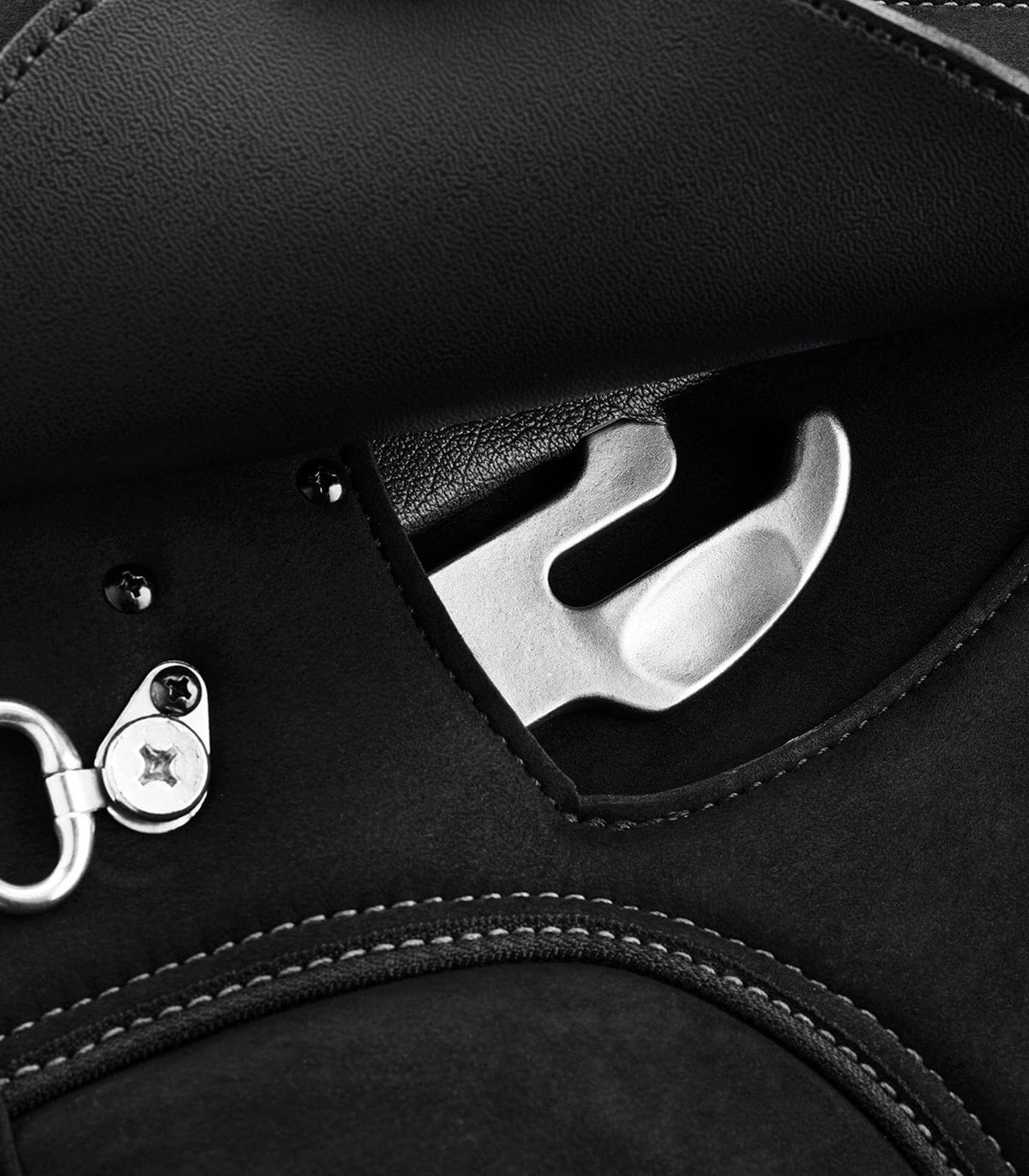 WintecLite HART D´Lux DR-Sattel, Schwarz, Detailaufnahme des Sattelbeschlags.