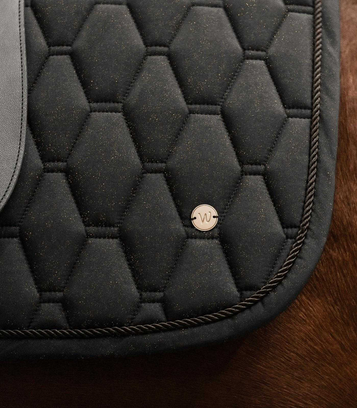Waldhausen Schabracke Phoenix, Schwarz, Detailaufnahme am Pferd.