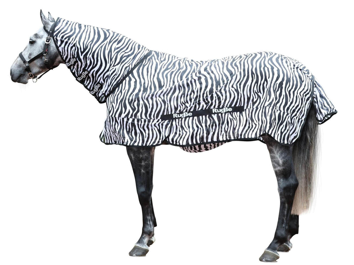 Fliegendecke RugBe Zebra mit Halsteil, mehrere Farbvarianten, Pferd trägt die Decke.