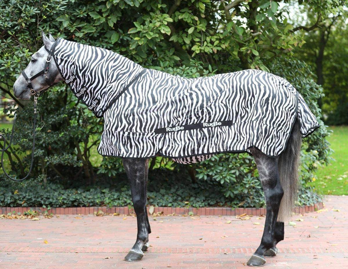 Fliegendecke RugBe Zebra mit Halsteil, schwarz-weiß, Pferd trägt die Decke auf der Weide.