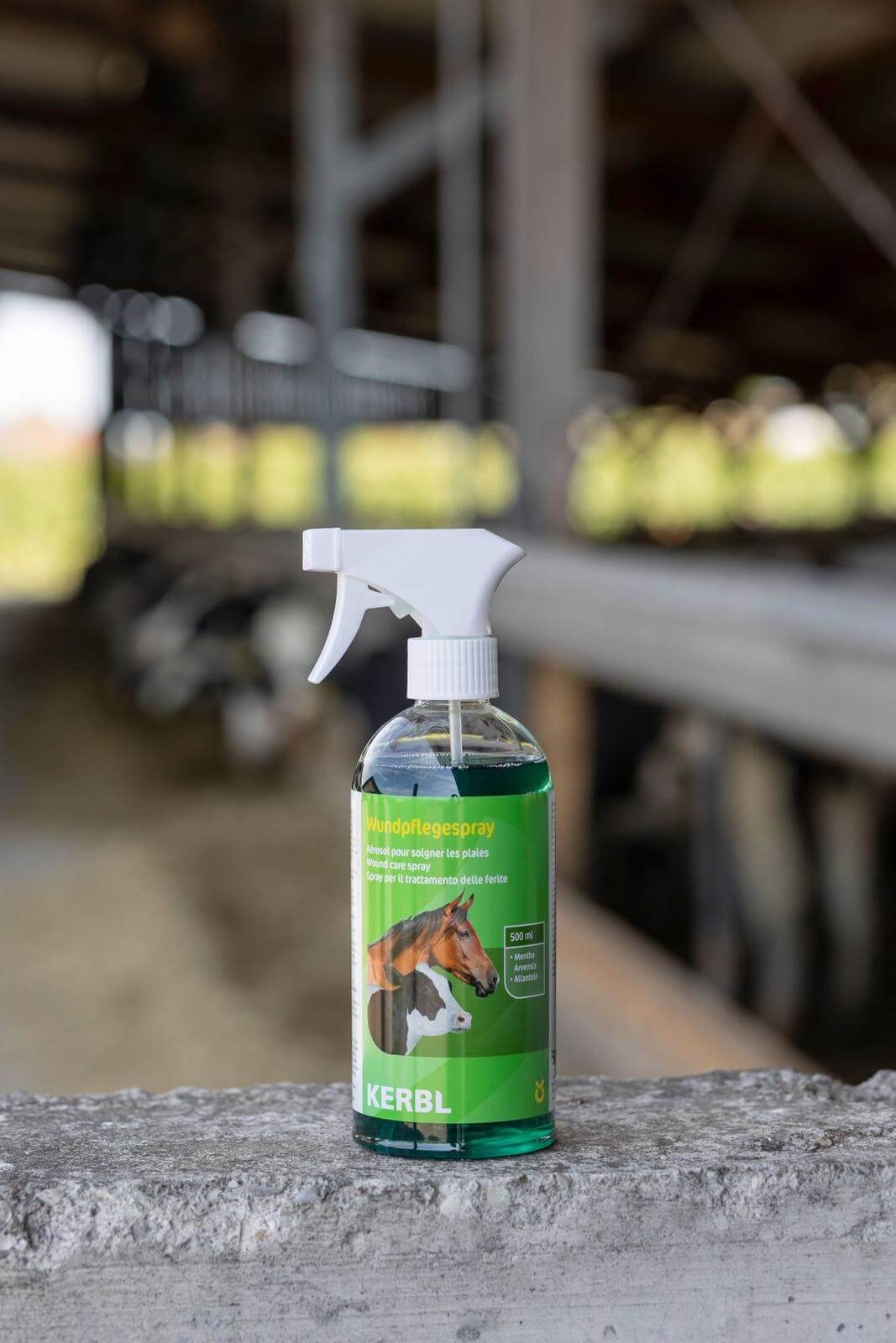 KERBL Wundpflegespray, 500 ml, Produkt allein auf Steinuntergrund im Stall.