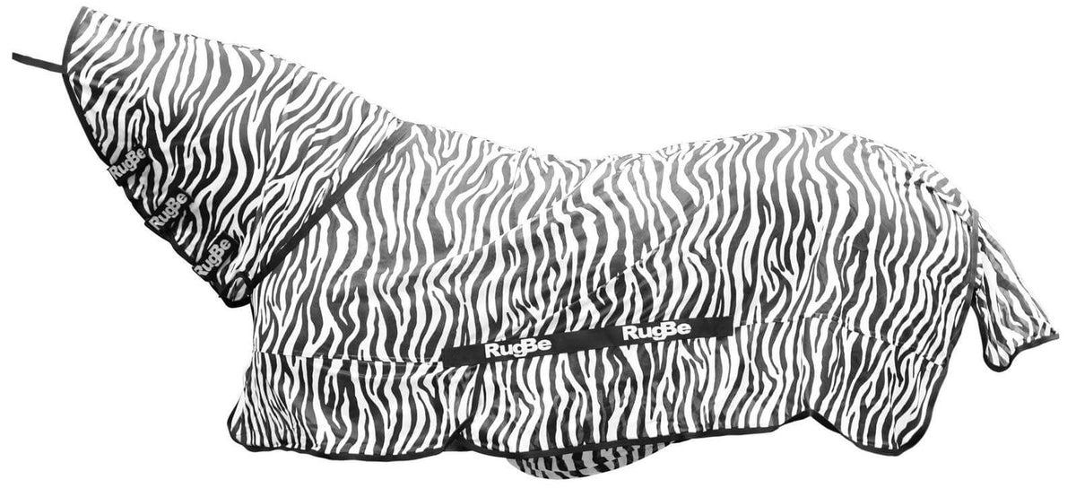 Fliegendecke RugBe Zebra mit Halsteil, Zebra, auf einem Pferd getragen.