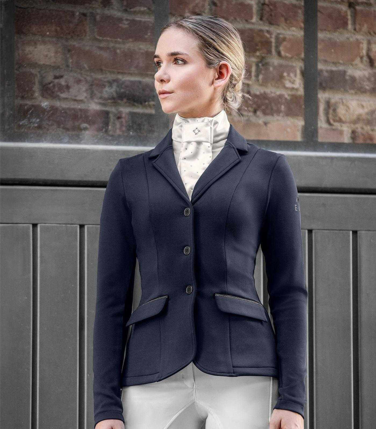 Turnierjacket Lina Kinder, Dunkelblau, von einer Person getragen.