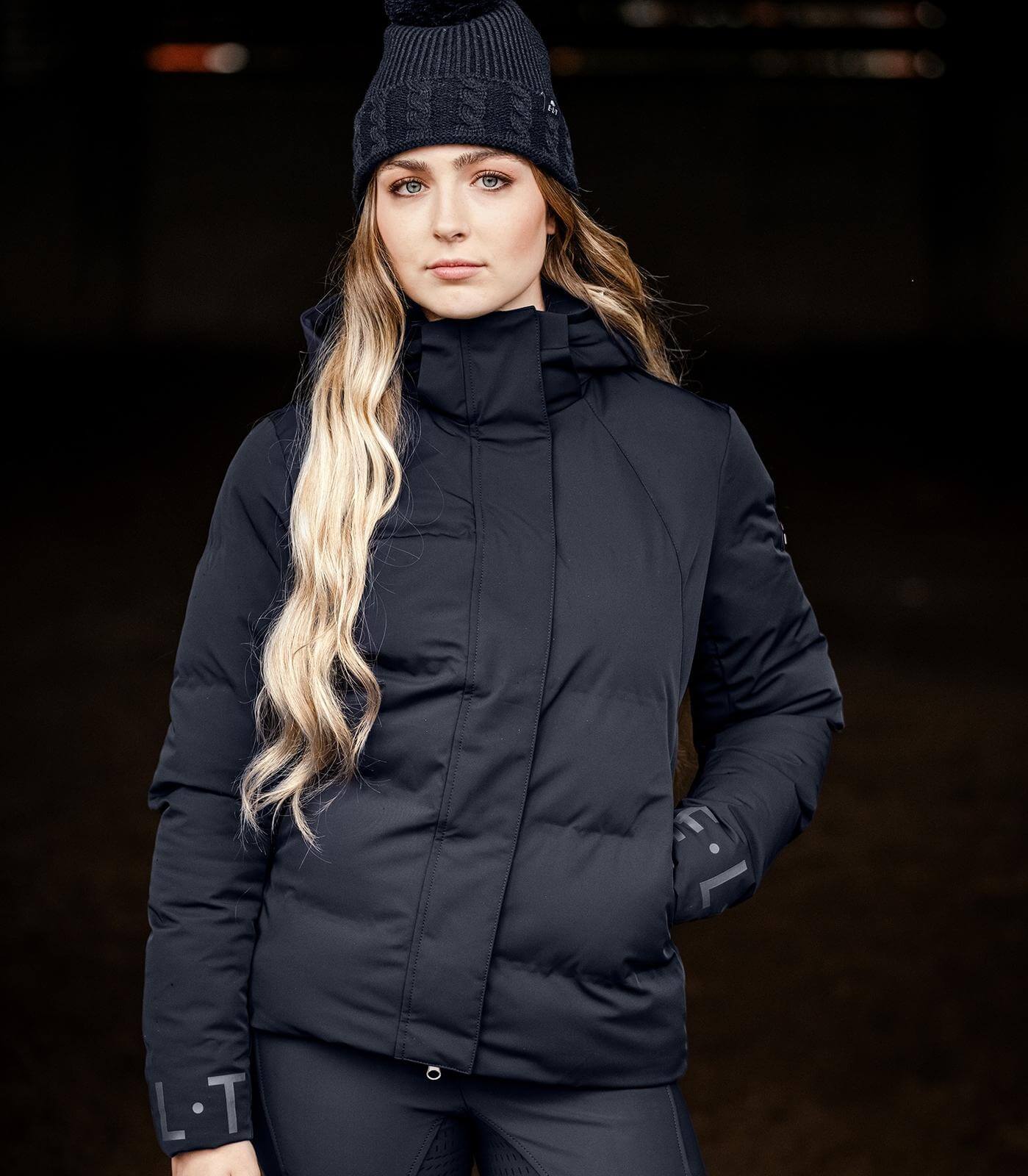 Reitjacke Damen Performance Ohio Jacke, Schwarz, Frau trägt die Jacke.