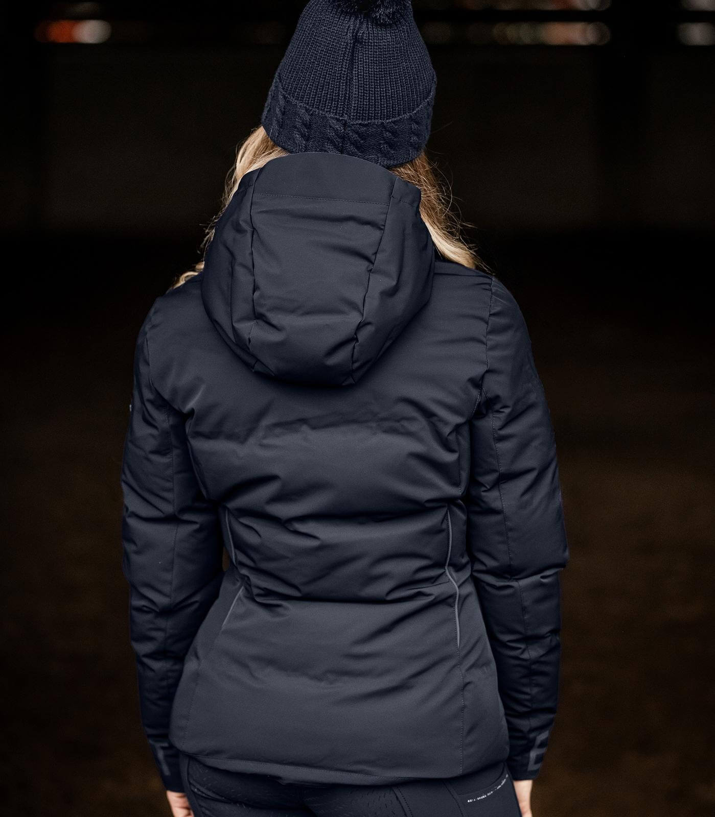 E.L.T Reitjacke Damen Performance Ohio Jacke, Schwarz, Person von hinten trägt die Jacke.