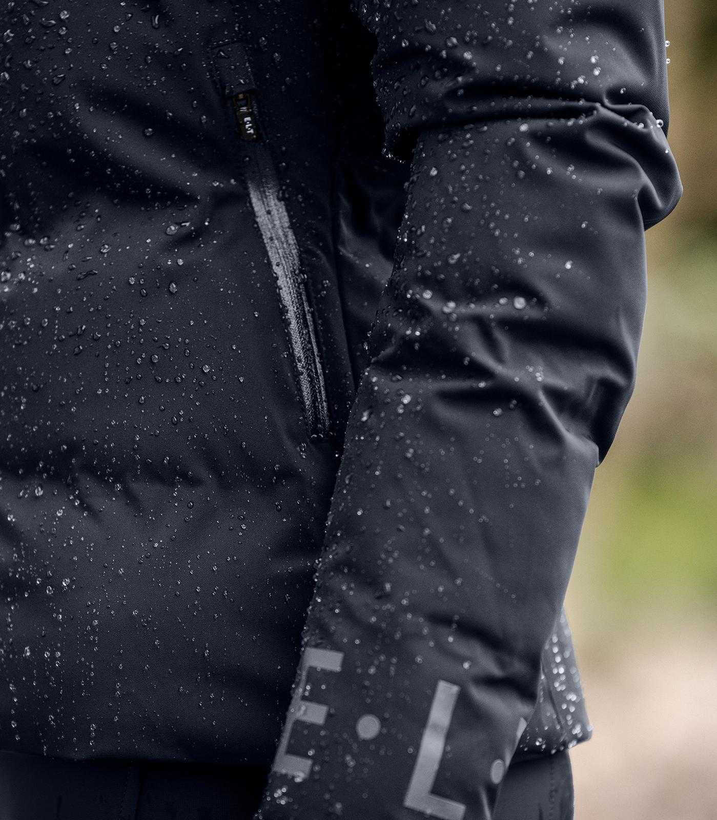 E.L.T Reitjacke Damen Performance Ohio Jacke, Schwarz, Detailaufnahme der Jacke mit Regentropfen.
