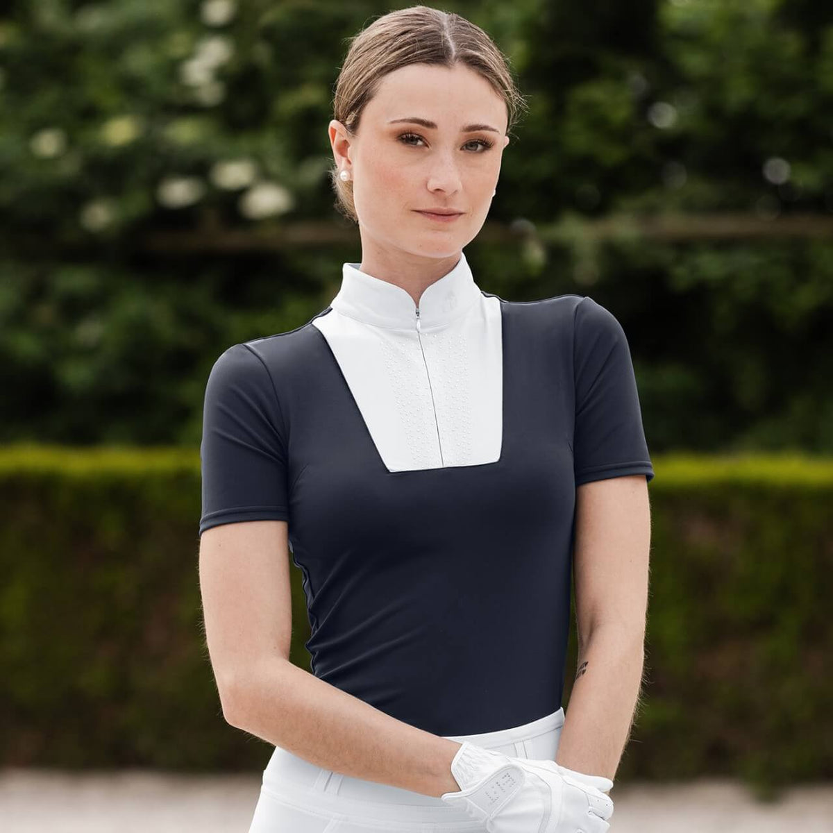 E.L.T Turniershirt Damen Paola Damenshirt, Dunkelblau und Weiß, Person trägt das Turniershirt.
