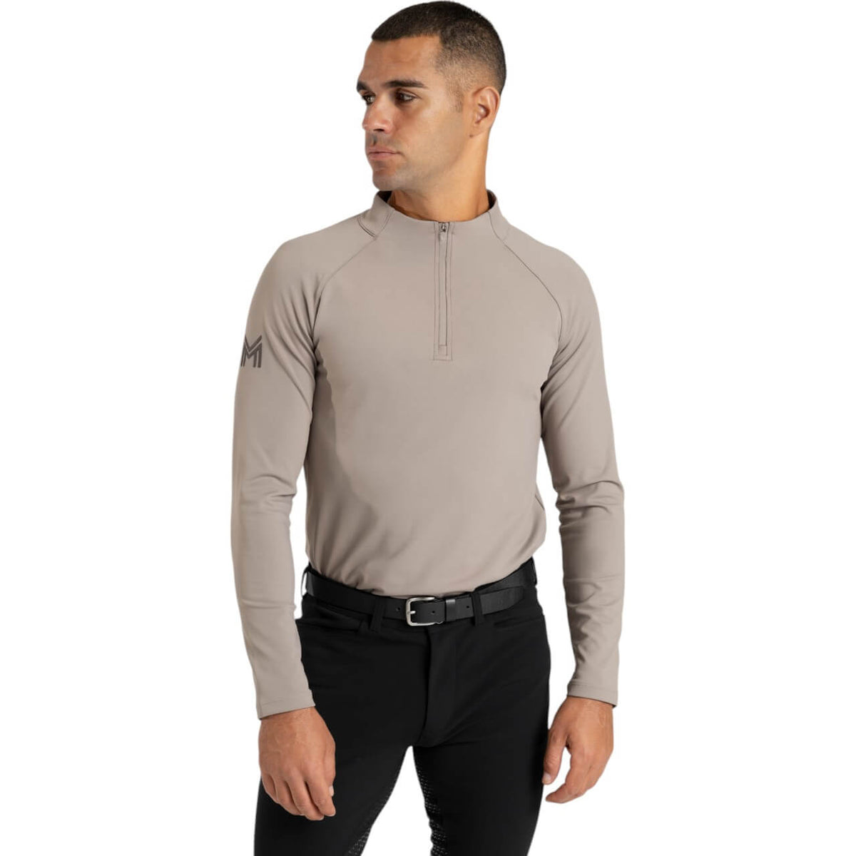 Baselayer Herren Langarm Code Funktionsshirt, Taupe, an Mann getragen.